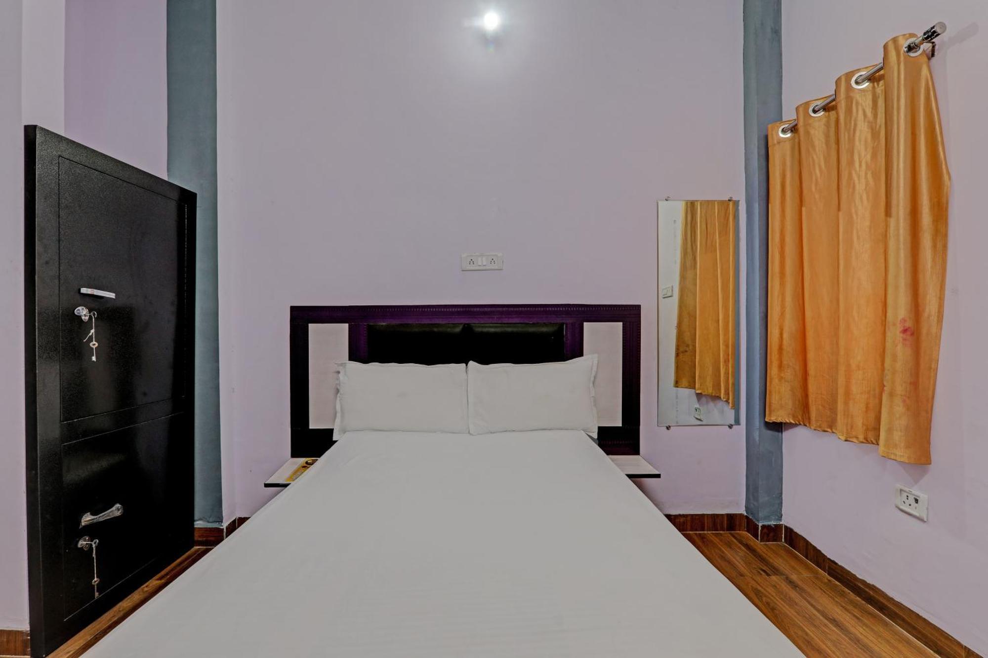Oyo Hotel Crown Lucknow Bagian luar foto