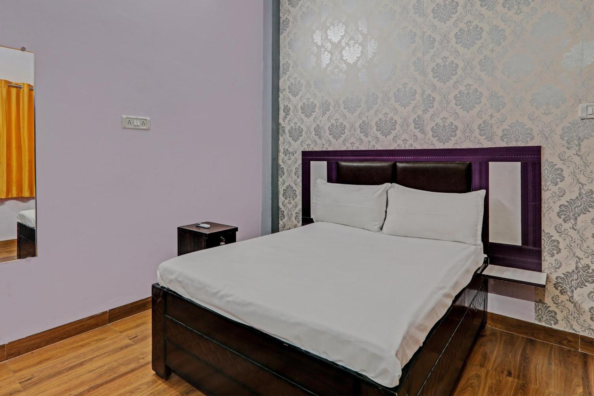 Oyo Hotel Crown Lucknow Bagian luar foto