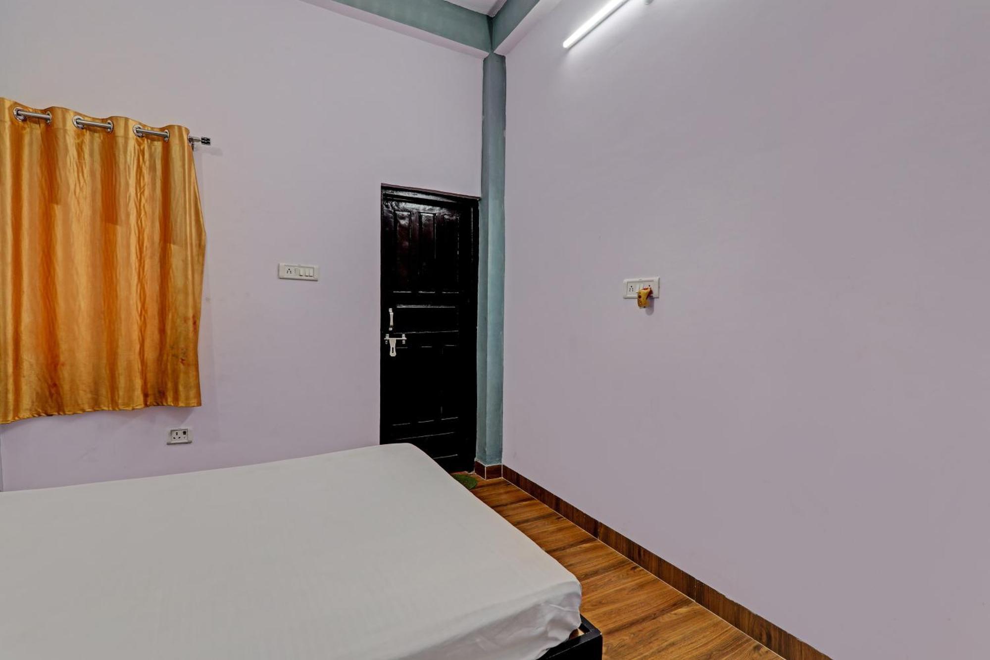Oyo Hotel Crown Lucknow Bagian luar foto