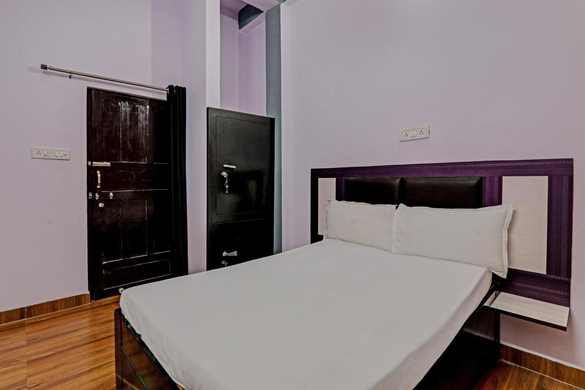 Oyo Hotel Crown Lucknow Bagian luar foto