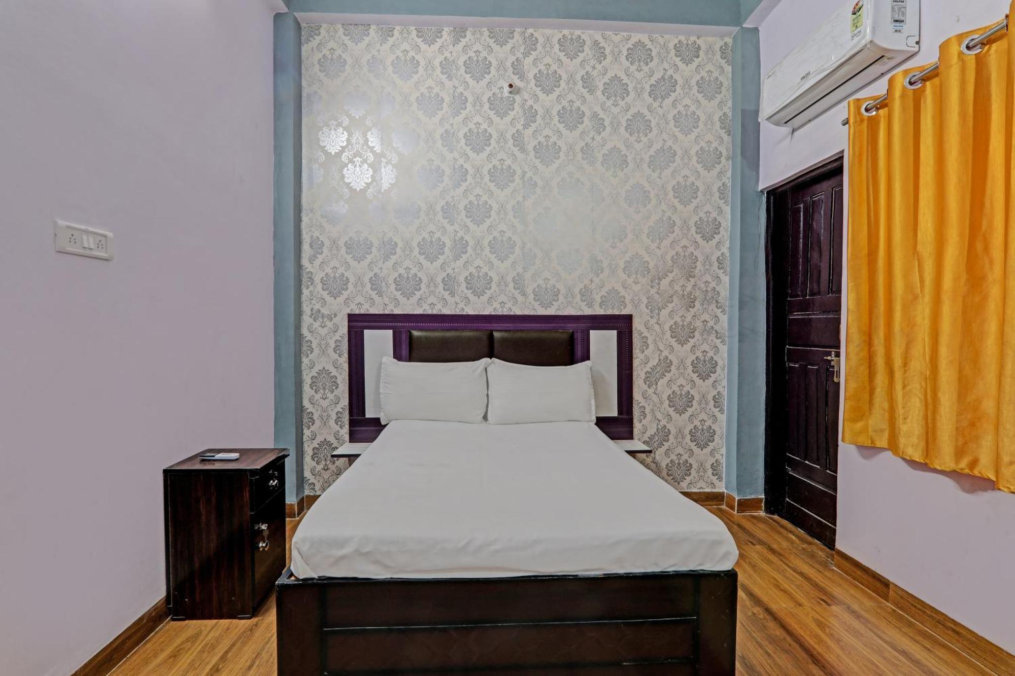 Oyo Hotel Crown Lucknow Bagian luar foto
