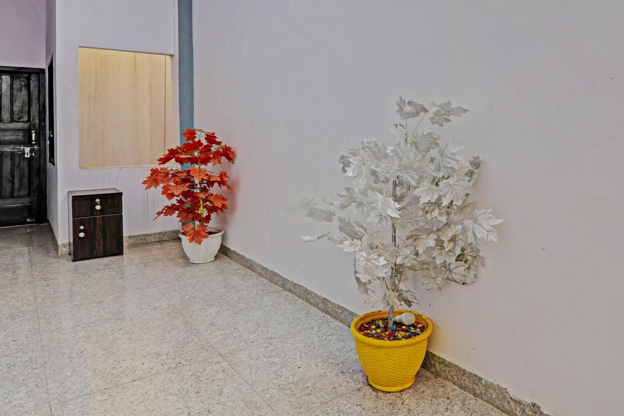 Oyo Hotel Crown Lucknow Bagian luar foto
