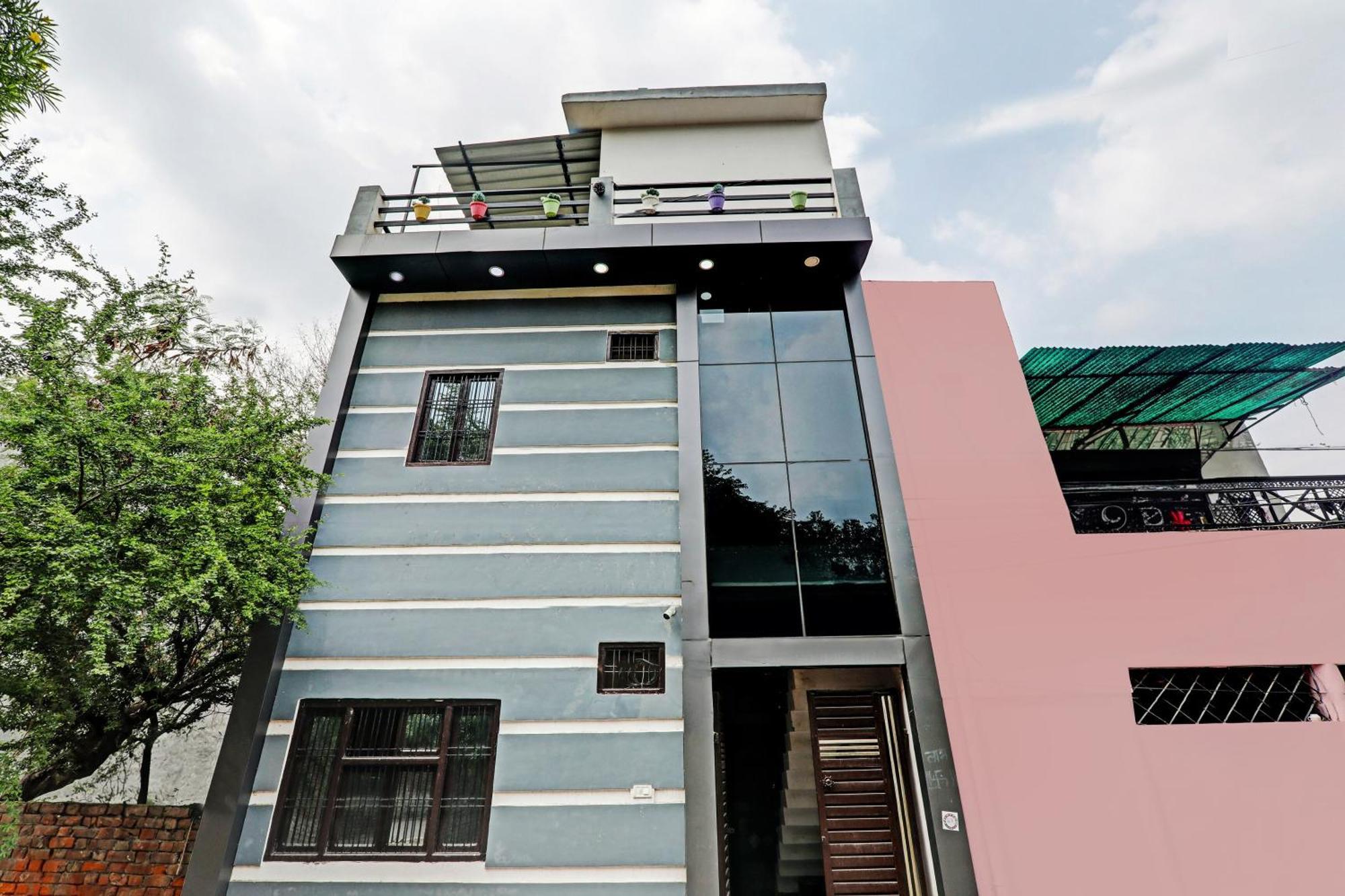 Oyo Hotel Crown Lucknow Bagian luar foto