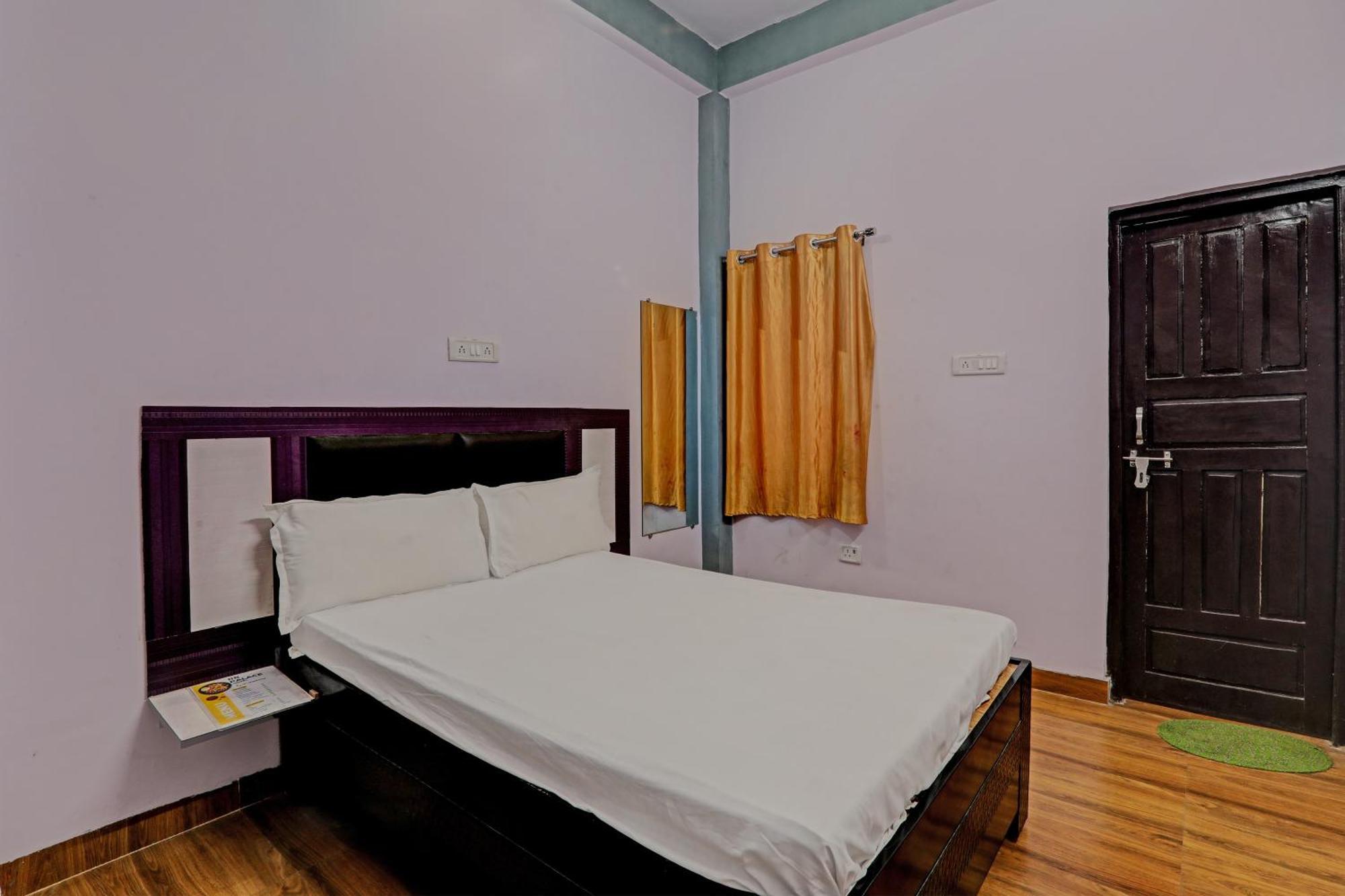 Oyo Hotel Crown Lucknow Bagian luar foto