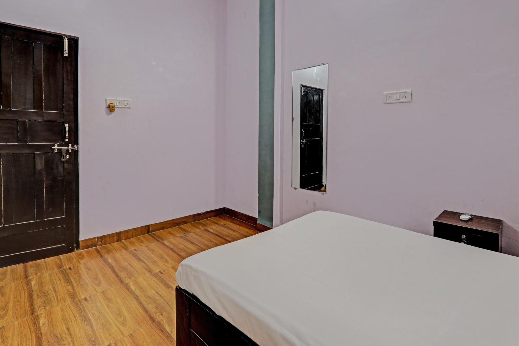 Oyo Hotel Crown Lucknow Bagian luar foto