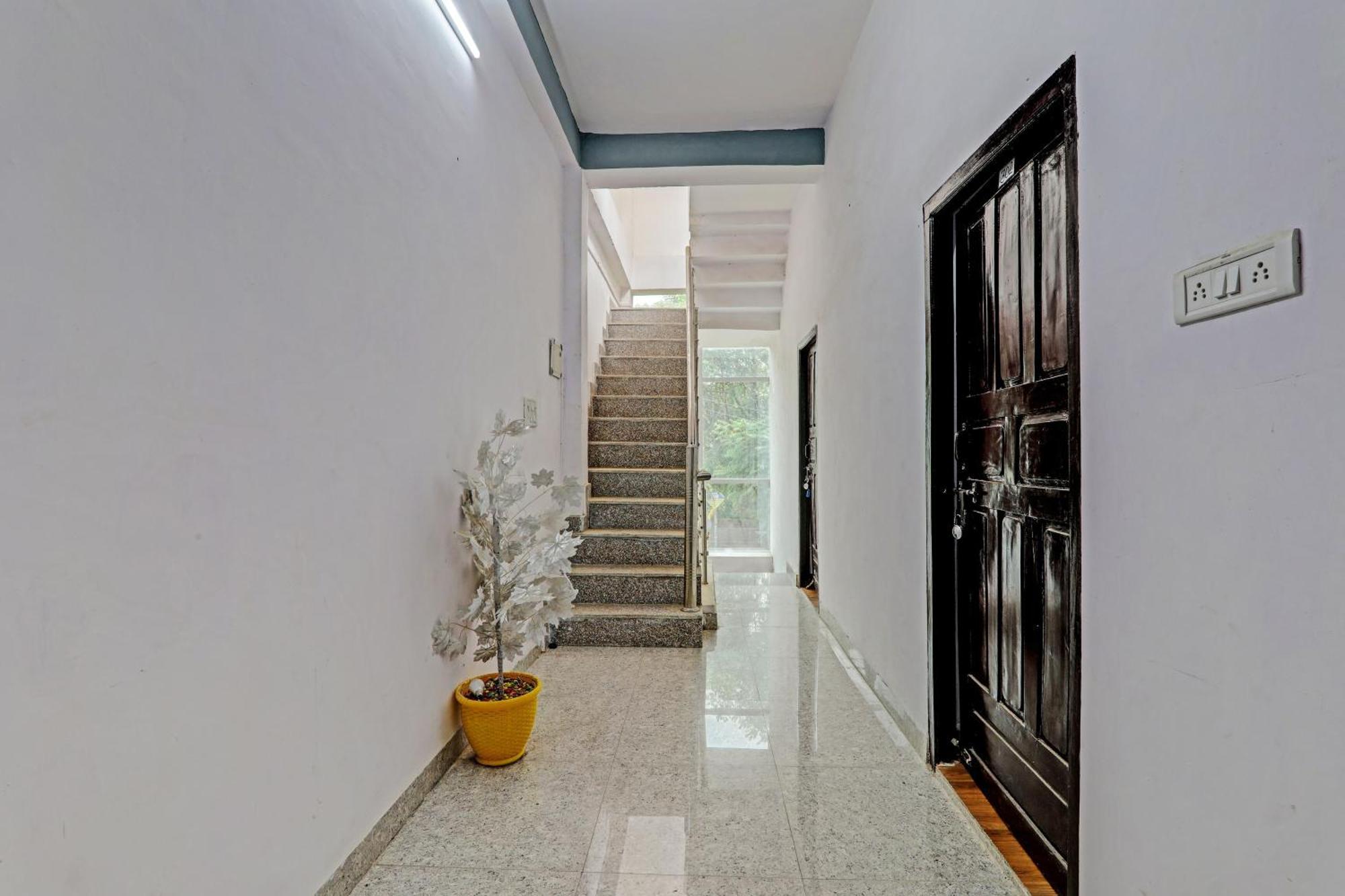 Oyo Hotel Crown Lucknow Bagian luar foto