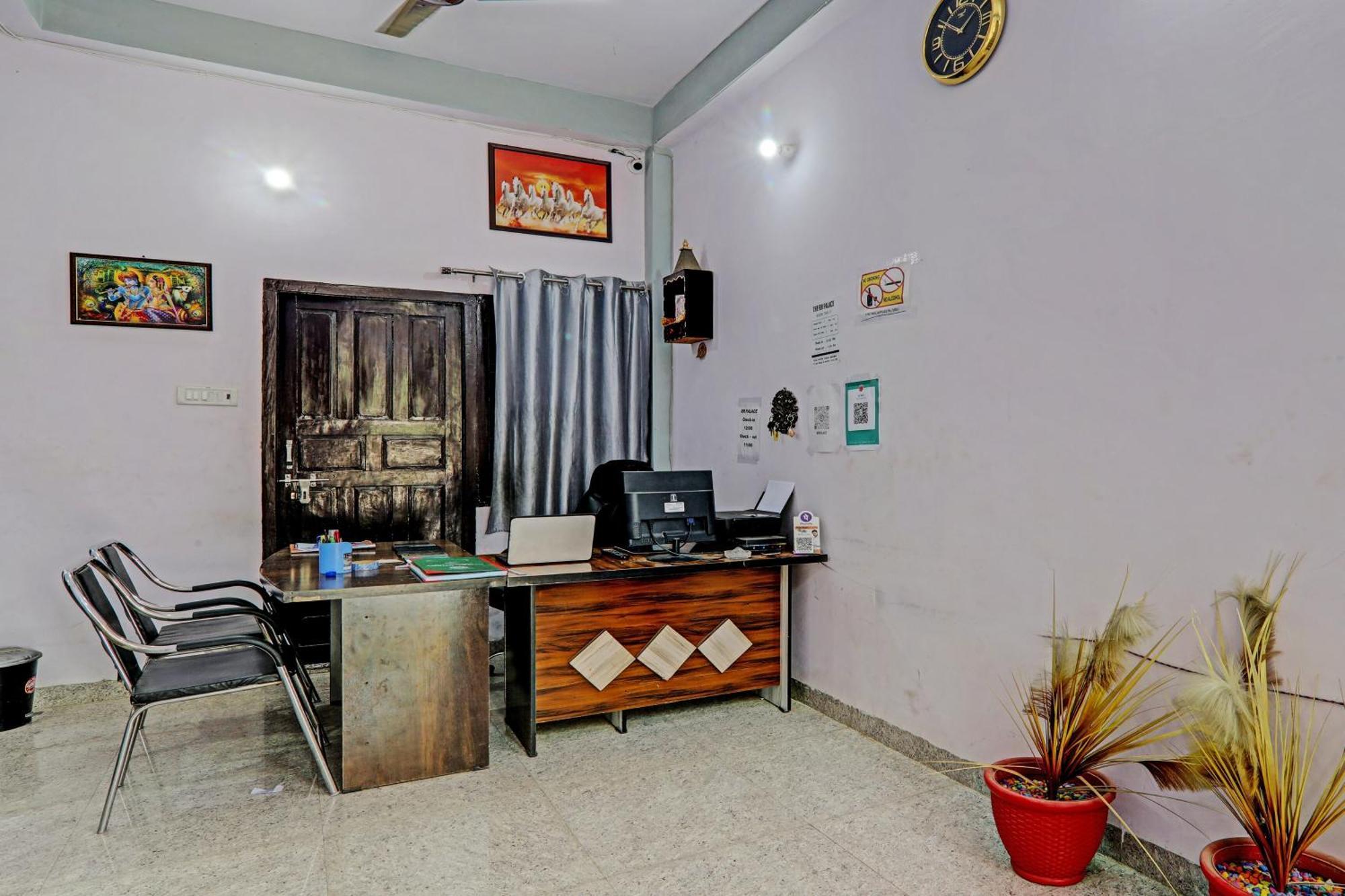 Oyo Hotel Crown Lucknow Bagian luar foto