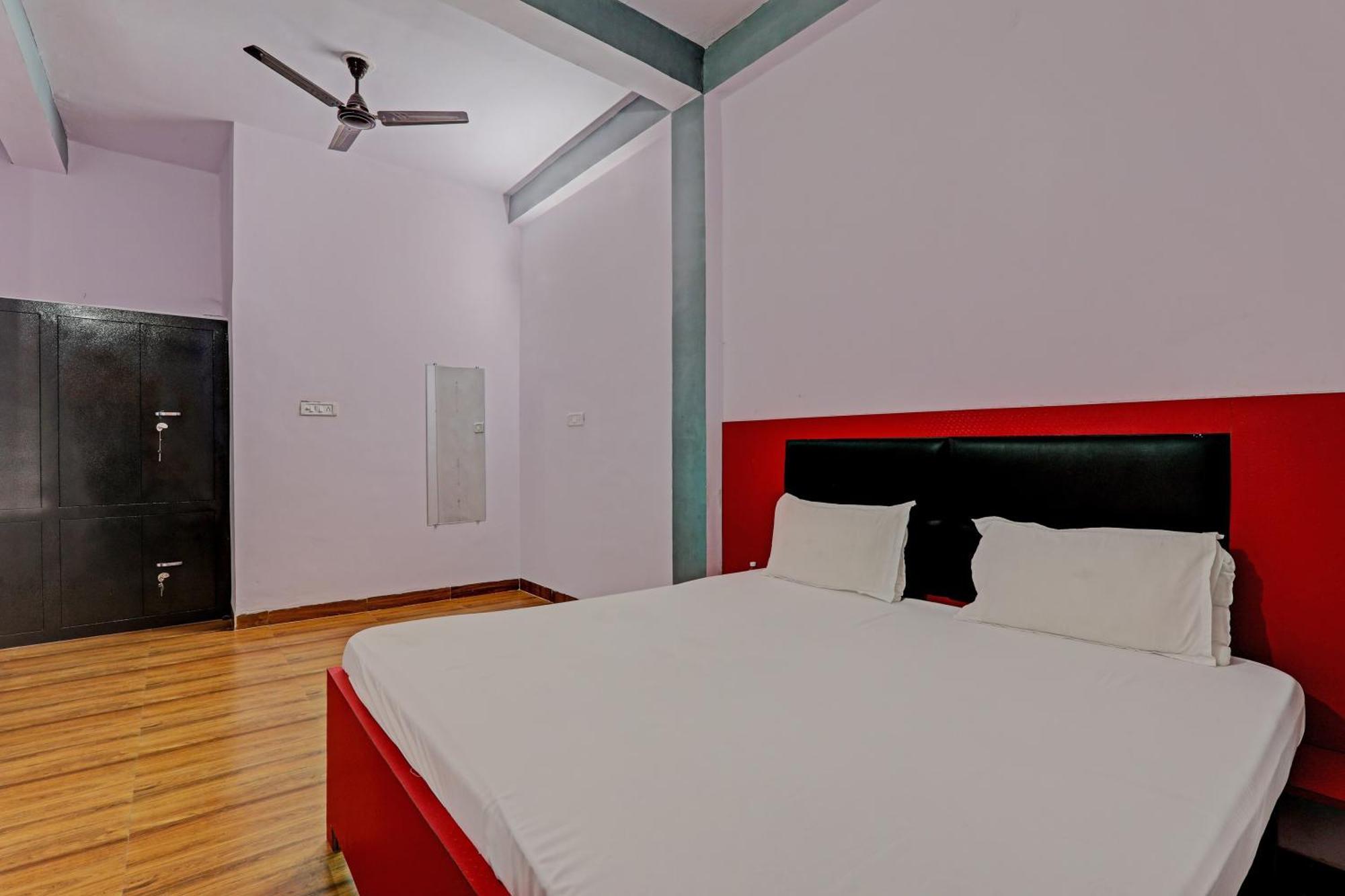 Oyo Hotel Crown Lucknow Bagian luar foto