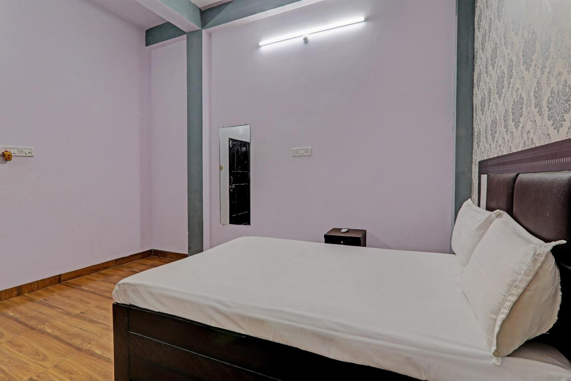 Oyo Hotel Crown Lucknow Bagian luar foto