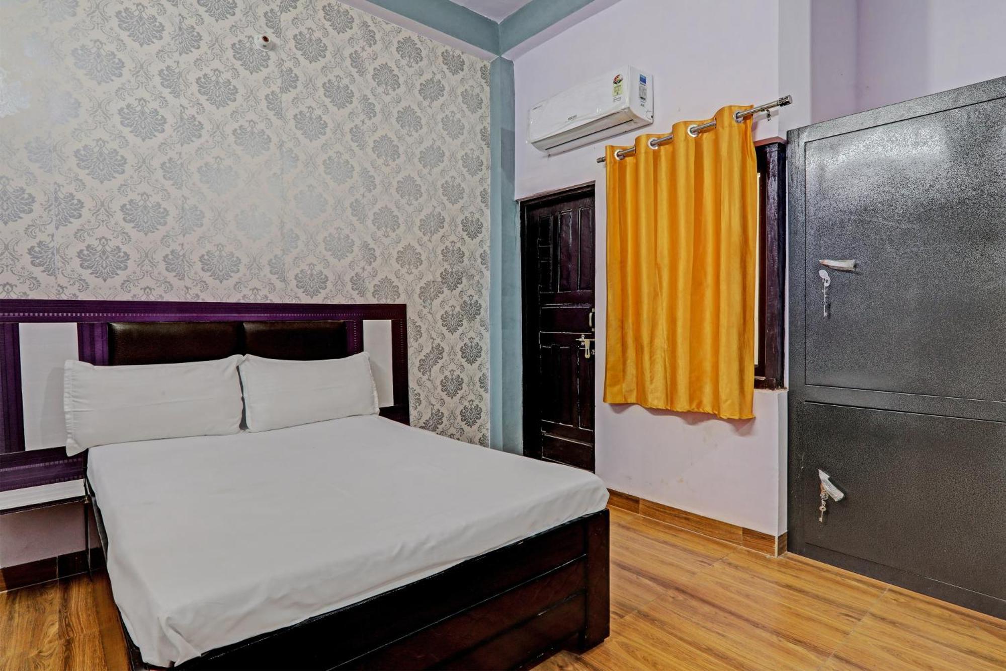 Oyo Hotel Crown Lucknow Bagian luar foto