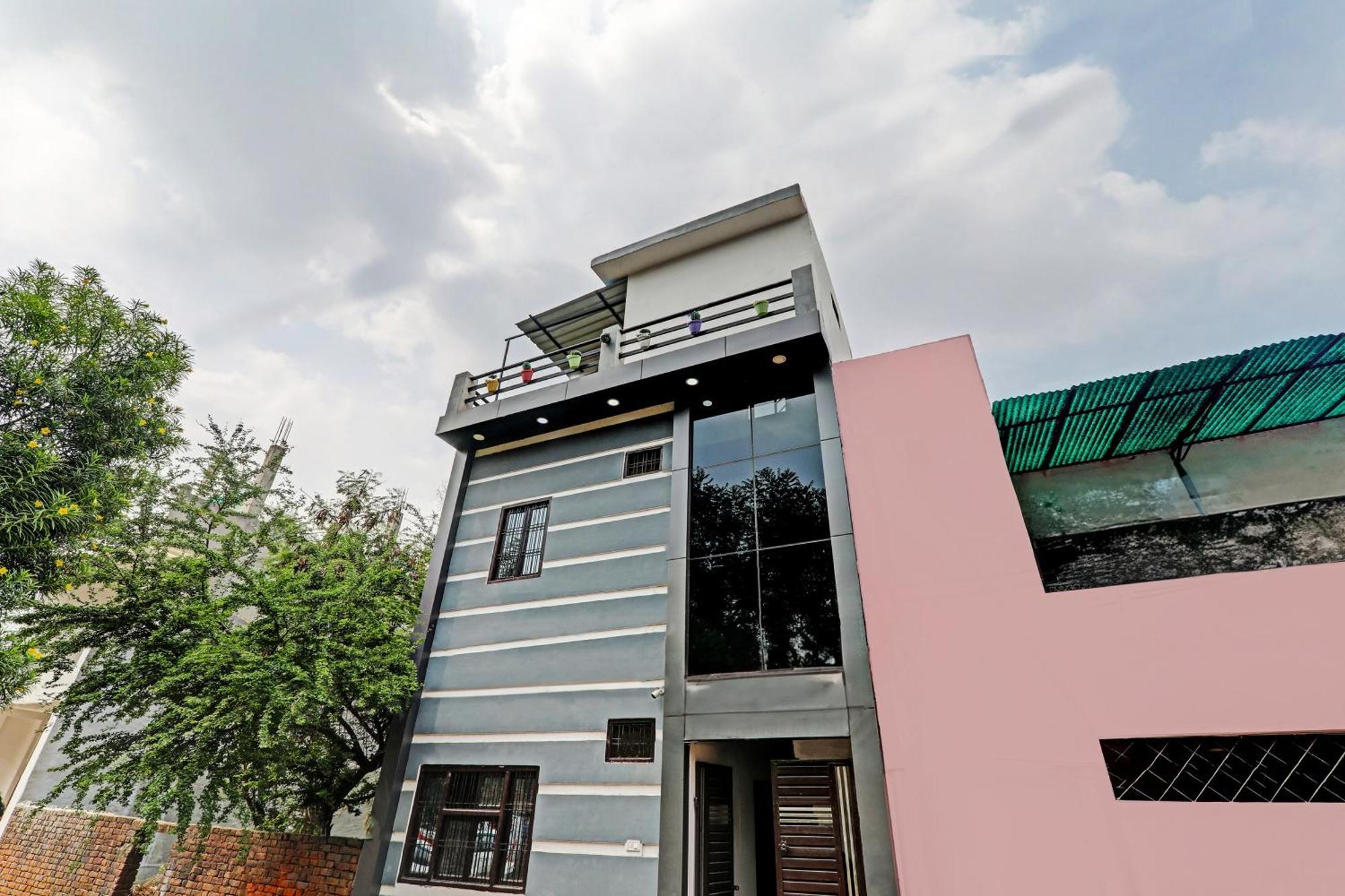 Oyo Hotel Crown Lucknow Bagian luar foto