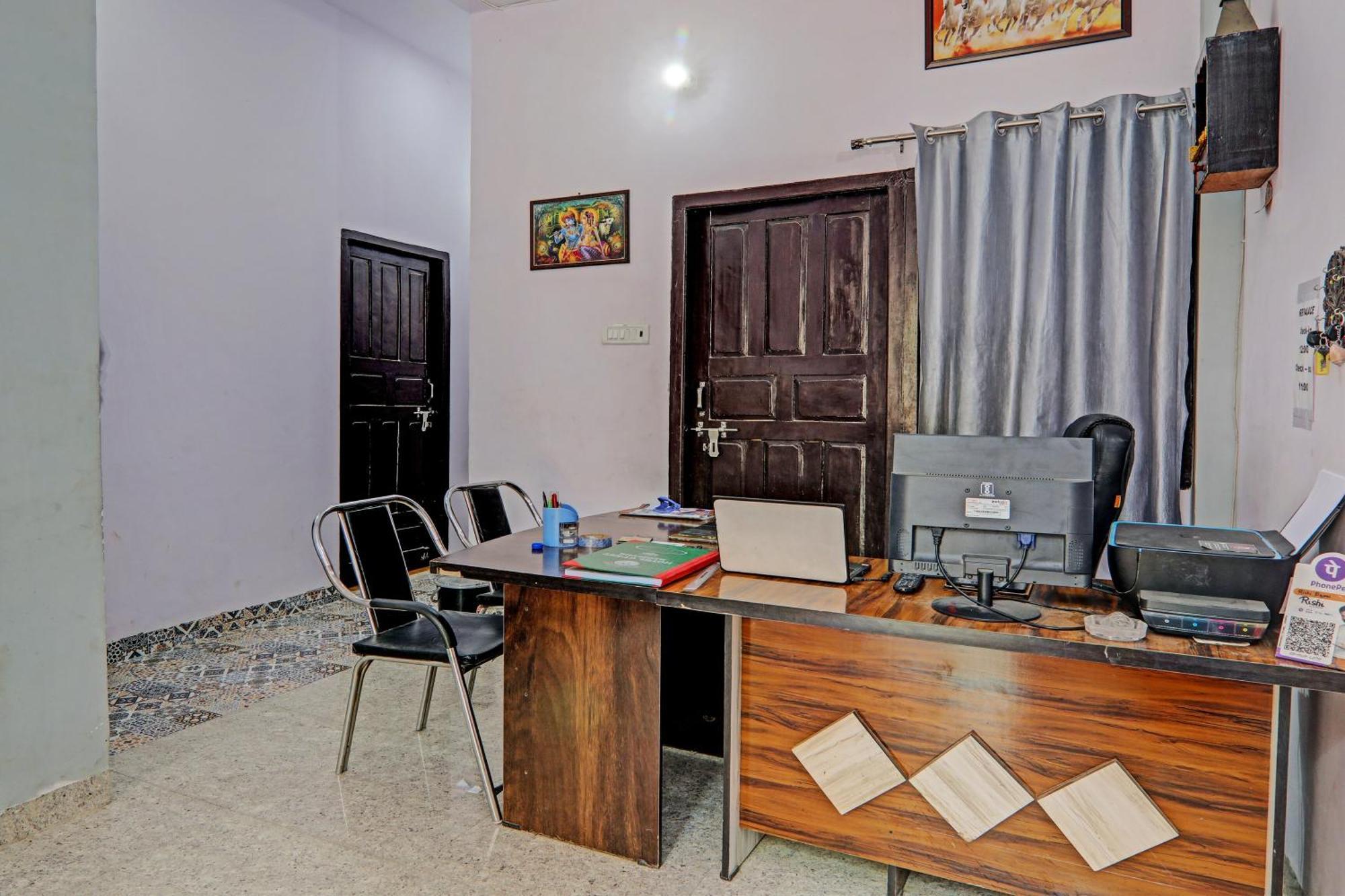 Oyo Hotel Crown Lucknow Bagian luar foto