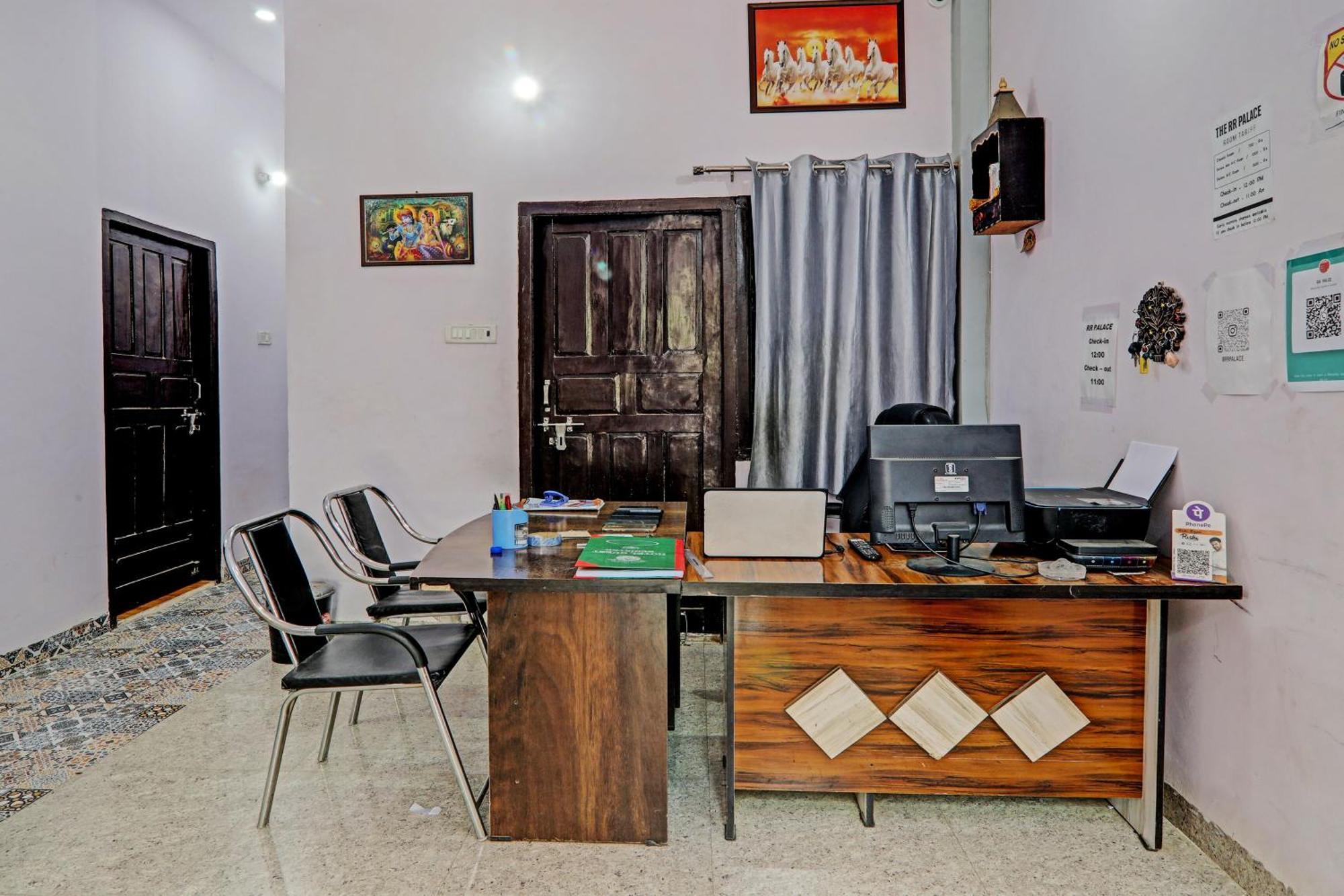 Oyo Hotel Crown Lucknow Bagian luar foto
